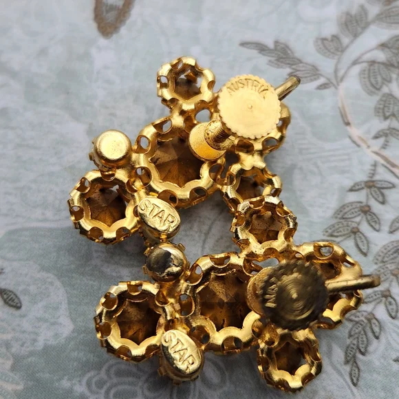 STAR Uranium Austrian Green Crystal Rhinestone Screw Back Earrings In Goldtone - Picture 6 of 7